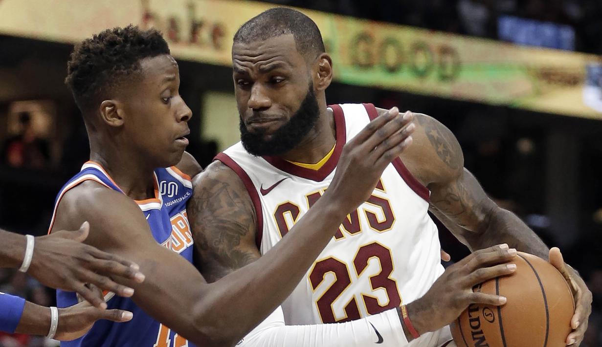 Pebasket Cleveland Cavaliers, LeBron James, berusaha melewati pebasket Cleveland Cavaliers, Franck Ntilikina, pada laga NBA di Quicken Loans Arena, Cleveland, Minggu (29/10/2017).  Cleveland Cavaliers kalah 114-95 dari New York Knicks. (AP/Tony Dejak)