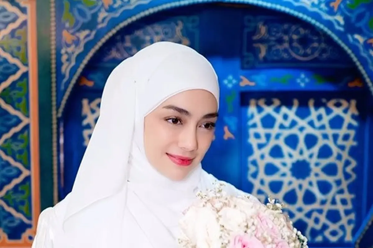 Potret Celine Evangelista mengenakan gamis dan hijab syari (Sumber: Instagram/celine_evangelista)