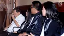 Tersangka korupsi proyek E-KTP Setya Novanto (kiri) bersama kuasa hukumnya jelang mengikuti sidang perdana di Pengadilan Tipikor, Jakarta, Rabu (13/12). Sidang beragendakan pembacaan dakwaan Jaksa Penuntut Umum KPK. (Liputan6.com/Helmi Fithriansyah)