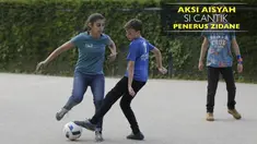 Video Aisyah, penduduk di Paris dalam gim di sebuah lapangan di tengah kota dengan skill olah bolanya.