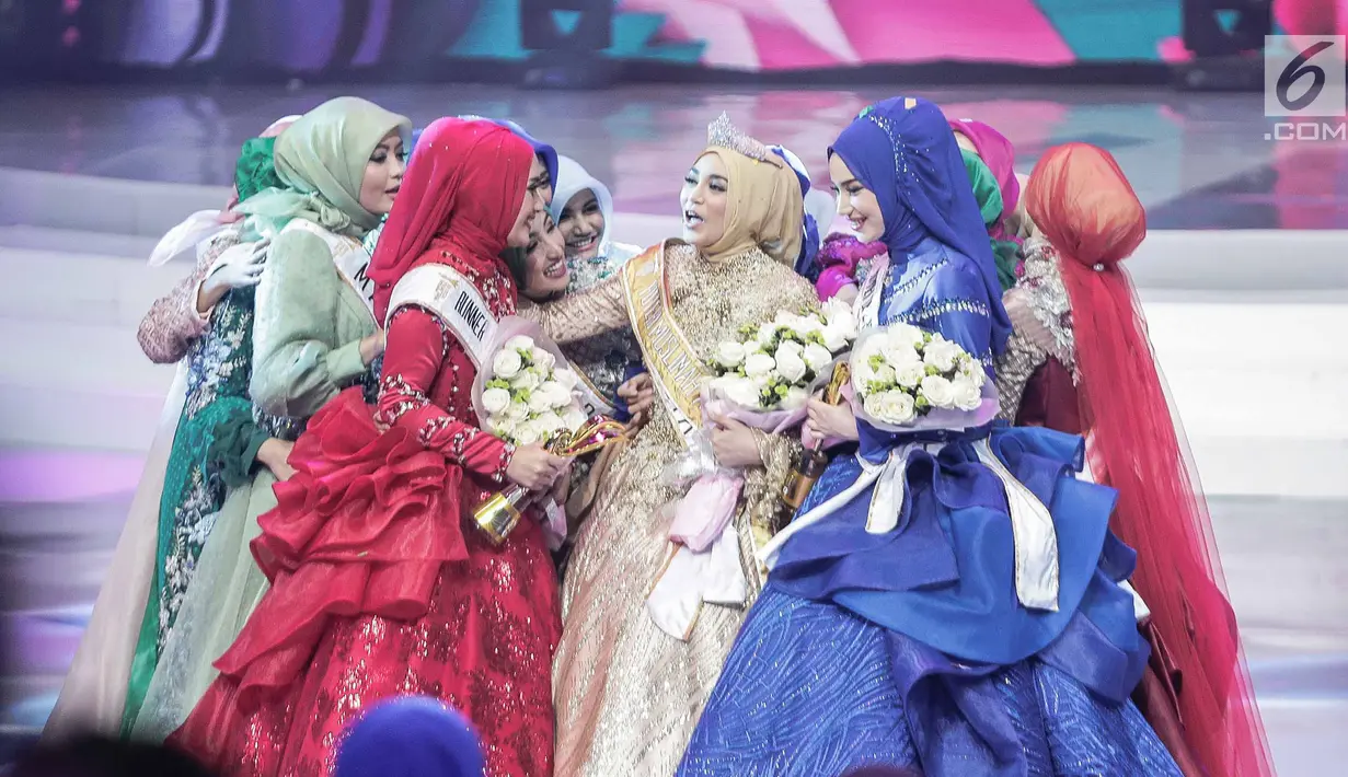 Uyaina Arshad dari Malaysia mendapat ucapan selamat dari para finalis seusai dinobatkan sebagai Puteri Muslimah Asia 2018 pada malam final di Studio 6 Emtek, Jakarta, Senin (7/5). Uyaina Arshad berhasil menyisihkan 17 peserta. (Liputan6.com/Faizal Fanani)