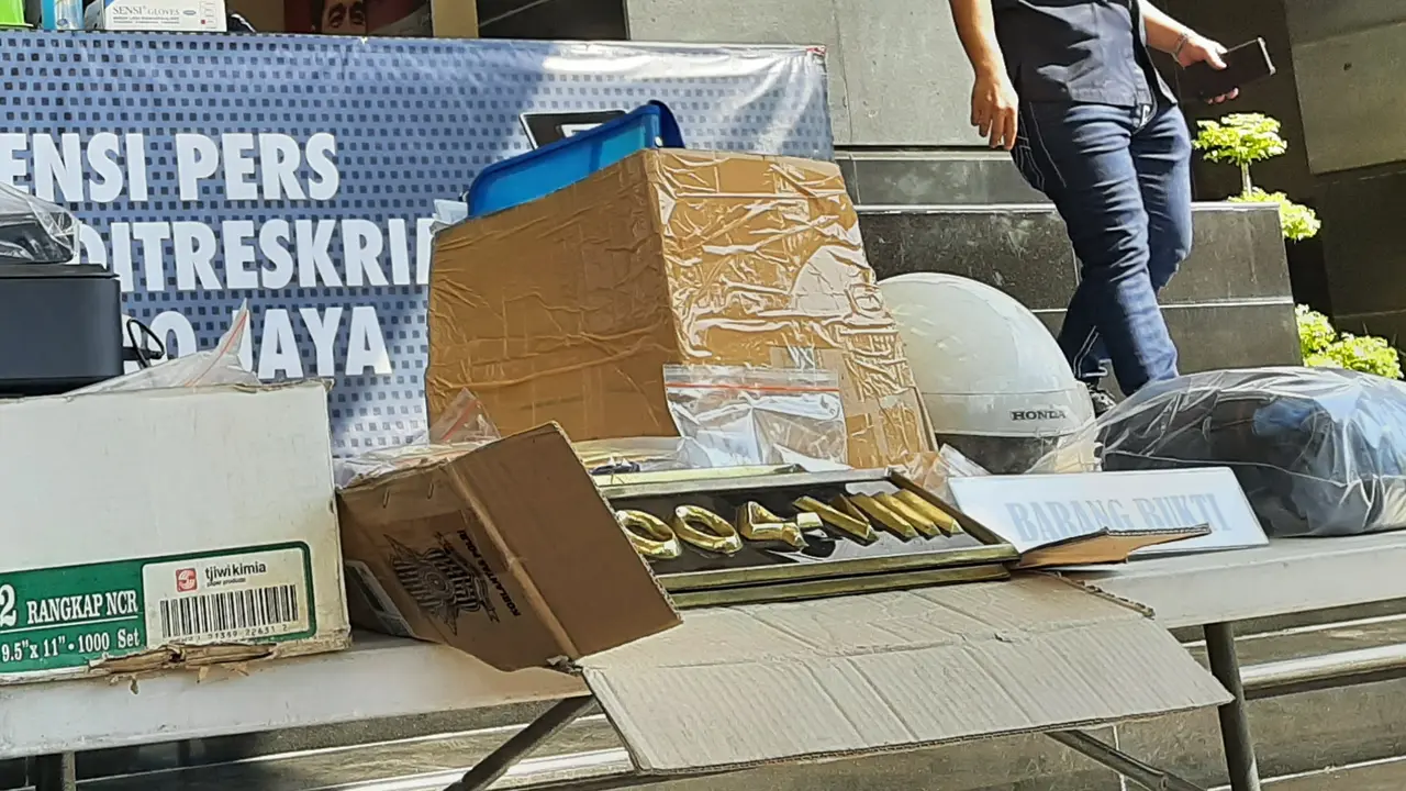 Polisi membongkar bisnis gelap pembuatan pelat nomor dan STNK mobil dinas palsu
