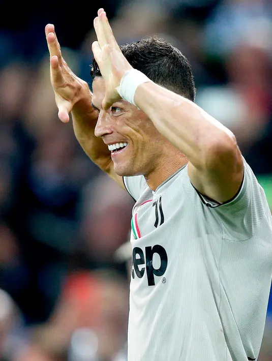 Penyerang Juventus, Cristiano Ronaldo berselebrasi usai mencetak gol ke gawang Udinese pada lanjutan Liga Serie A Italia di Stadion Dacia Arena (6/10). Juventus menang 2-0 atas Udinese dan Ronaldo mencetak satu gol menit ke-37. (AP Photo/Stefano Lancia)