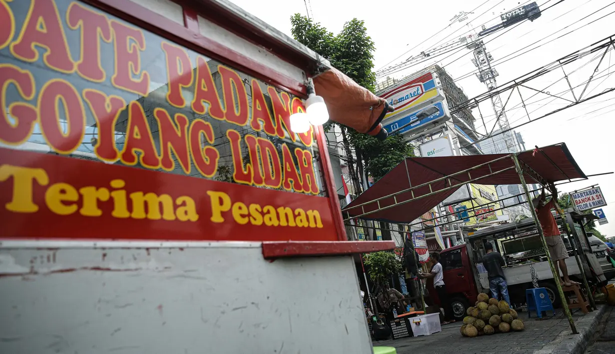 Pedagang kaki lima (PKL) mempersiapkan lapak dagangan di Jalan Sabang atau H Agus Salim, Jakarta, Jumat (27/8/2021). Menko Bidang Perekonomian Airlangga Hartarto mengatakan pemerintah sedang mempersiapkan satu juta PKL untuk mendapatkan bantuan tunai senilai Rp1 juta. (Liputan6com/Faizal Fanani)