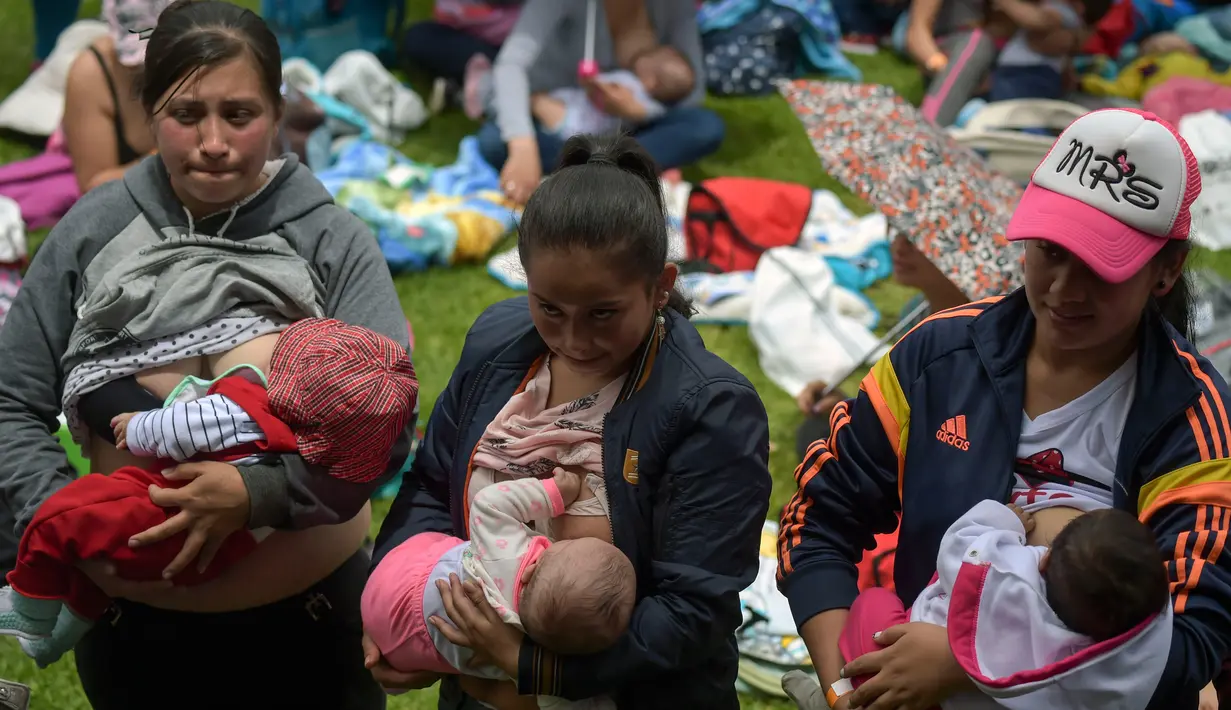 Tiga wanita menyusui anaknya saat mengikuti Pekan Menyusui Dunia di taman Los Novios, Bogota, Kolombia, (3/8). Pekan Menyusui Sedunia diikuti lebih dari 170 negara. (AFP Photo/Raul Arboleda)