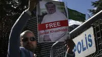Pengunjuk rasa menuntut pengusutan tuntas kasus terbunuhnya jurnalis Jamal Khashoggi (AP/Emrah Gurel)