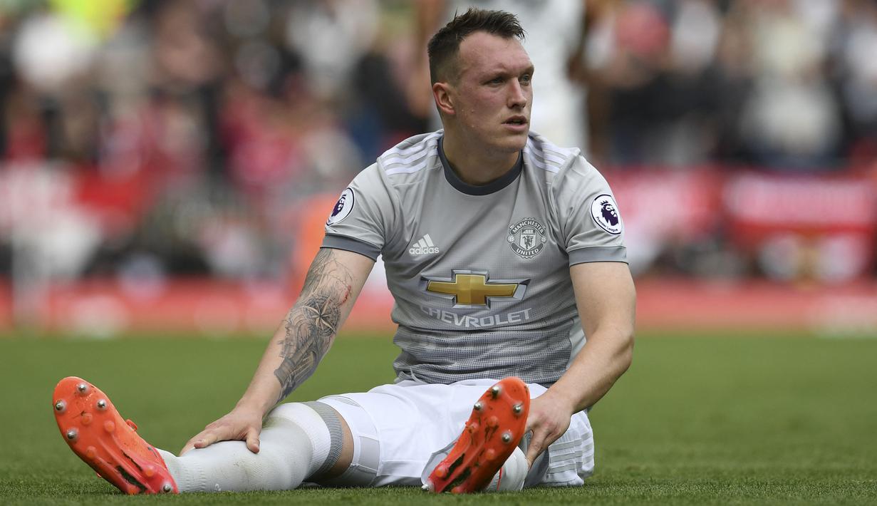 Phil Jones sudah lama tak terlihat di barisan belakang Manchester United sejak musim lalu. Dirinya memang pernah mengalami cidera panjang, namun saat ini Jones akan sulit mendapatkan tempat di MU karena kalah bersaing dengan bek-bek lain. (Foto: AFP/Paul Ellis)