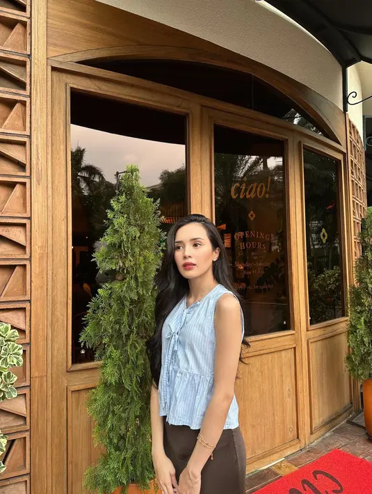 Tampil cantik pamer OOTD chic, Beby Tsabina memadukan atasan tanpa lengan dan rok panjang. [Foto: Instagram/bebytsabina]