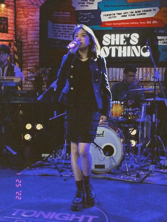 Begini potret Zara saat manggung. Ia memadukan blazer dengan dress dan sepatu boots. (Instagram/zara_leola_official).