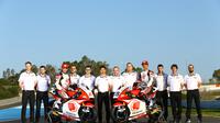 Andi Gilang (motor sebelah kiri) foto bersama kru tim Honda Team Asia. (Istimewa)
