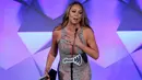 Penyanyi Mariah Carey saat menyampaikan komentarnya usai menerima penghargaan di panggung GLAAD Media Awards ke-27 di New York 14 Mei 2016. Tunangan James Packer ini tampil cantik dengan gaun tranparannya. (REUTERS / Eduardo Munoz)