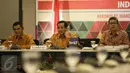 Plt Sesmenko PMK Sugihartatmo (tengah) memberikan paparan saat rakor terkait Gafatar di Gedung Kemenko PMK, Jakarta, Jumat (22/1). Rakor tersebut membahas penanganan pengungsian mantan anggota Gafatar di Kalimantan Barat. (Liputan6.com/Faizal Fanani)