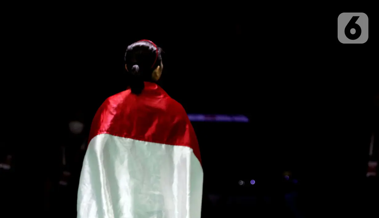 Pebulu tangkis ganda putri, Greysia Polii sesaat sebelum berkeliling lapangan dan menyapa supporter usai mengumumkan pengunduran dirinya secara resmi sebagai atlet professional di Istora Senayan Jakarta, Minggu (12/6/2022). Bersama Apriyani Rahayu, Greysia Polii mencetak sejarah dengan meraih emas di Olimpiade Tokyo 2020. (Liputan6.com/Helmi Fithriansyah)