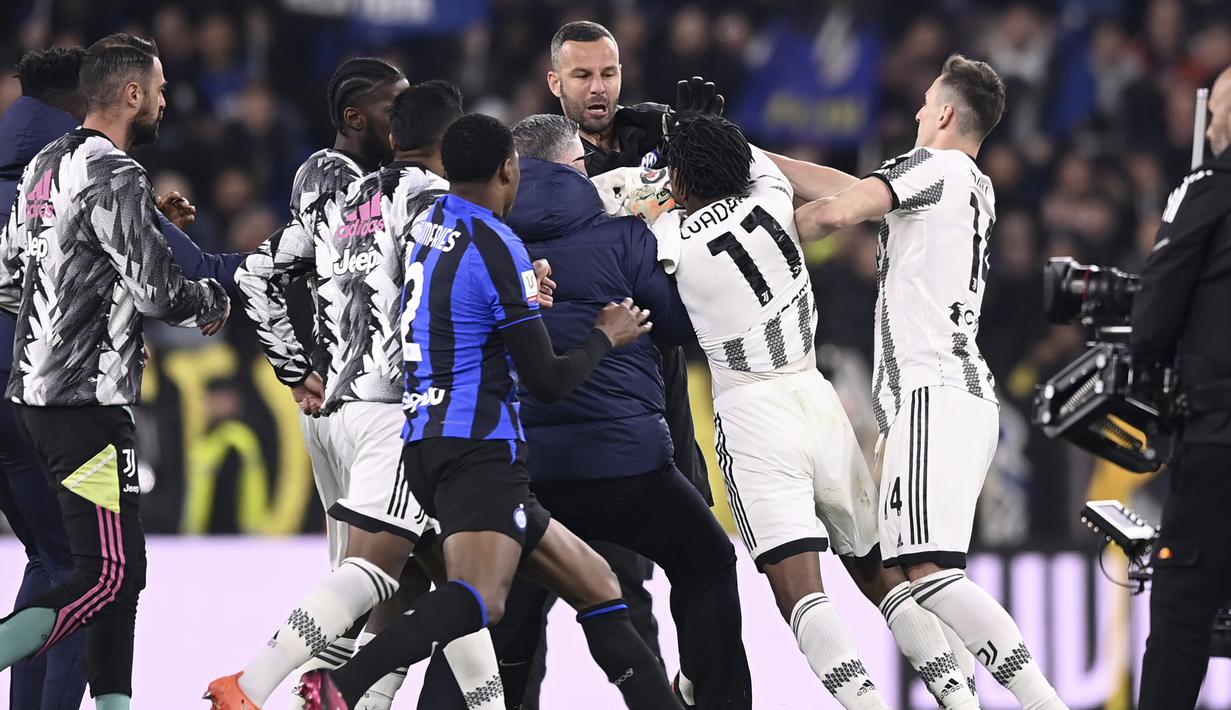 Kiper Inter Milan, Samir Handanovic (tengah) terlibat pertikaian dengan gelandang Juventus, Juan Cuadrado di akhir laga leg pertama semifinal Coppa Italia 2022/2023 di Allianz Stadium, Turin, Rabu (5/4/2023) dini hari WIB. Kedua pemain akhirnya mendapat kartu merah dari wasit Davide Massa. (LaPresse via AP Photo/Fabio Ferrari)