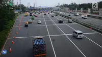 Sejumlah kendaraan memasuki kawasan gerbang tol Cibubur Utama, Jakarta, Jumat (8/9). Pasca perubahan sistem transaksi jalan tol Jagorawi menjadi sistem terbuka atau satu tarif, arus lalu lintas terlihat lebih lancar. (Liputan6.com/Helmi Fithriansyah) 