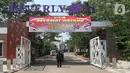 Petugas keamanan terlihat di pintu masuk menuju rumah isolasi terpusat Bekasi Berantas Pendemi (Berani) di Jababeka, Cikarang, Kabupaten Bekasi, Rabu (28/7/2021). Rumah isolasi tersebut dapat menampung 660 pasien COVID-19 bergejala ringan dan tenaga kesehatan. (Liputan6.com/Herman Zakharia)