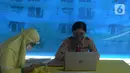Para siswa belajar online di Tenda Wifi gratis di taman warga RT 013, Jakarta Timur, Rabu (12/8/2020). Tenda belajar tersebut menyediakan fasilitas wifi gratis bagi anak-anak sekolah yang terkendala dengan mahalnya kuota internet. (merdeka.com/Imam Buhori)