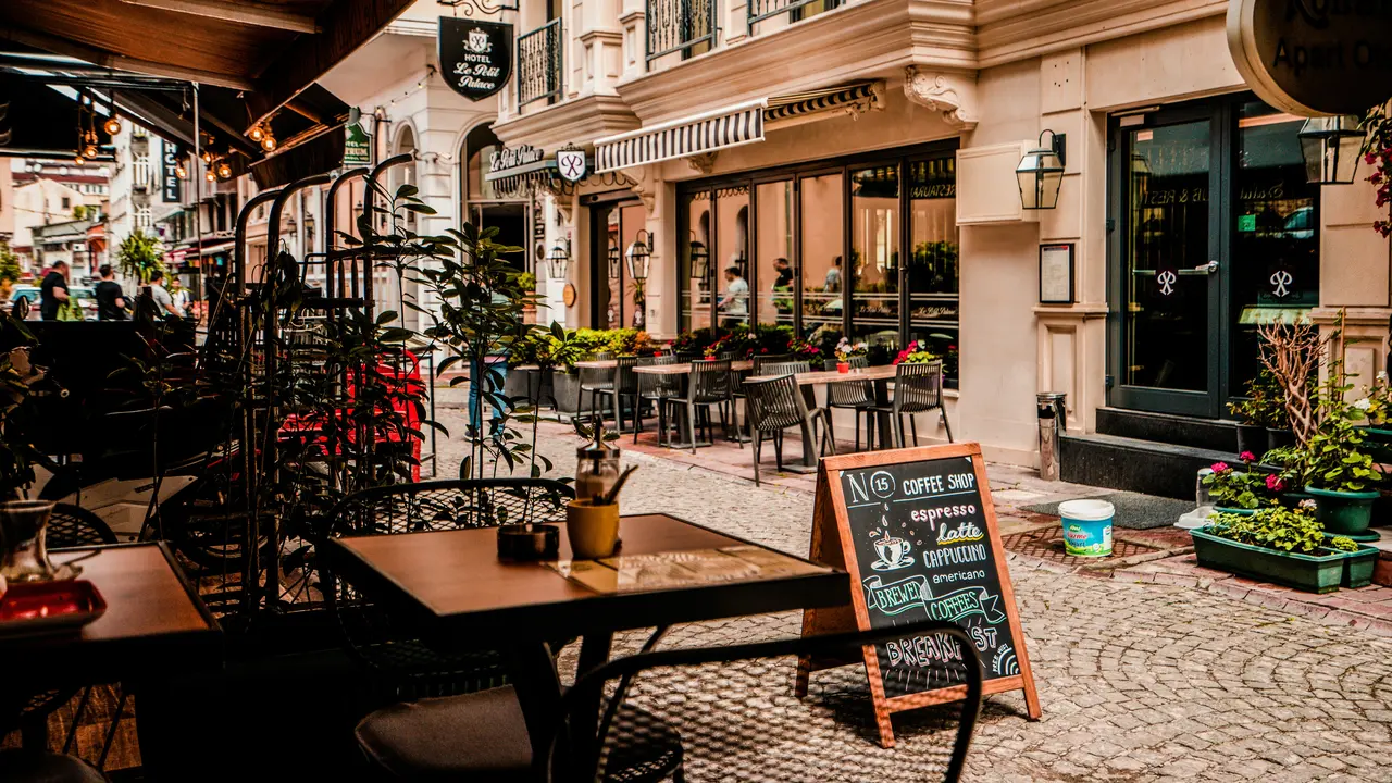21 Cafe Tertua di Muka Bumi Ini, Bahkan Usianya Lebih dari Lima Abad!