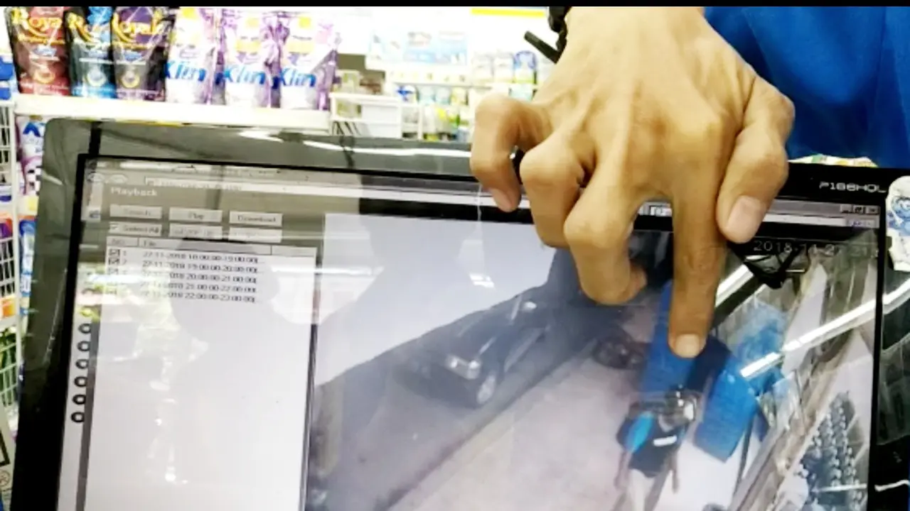 Maling Kotak Amal Terekam CCTV