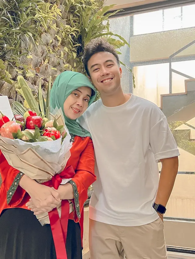10 Potret Kebersamaan Vidi Aldiano dan Ibunda, Selalu Beri Semangat untuk Lawan Kanker Ginjal