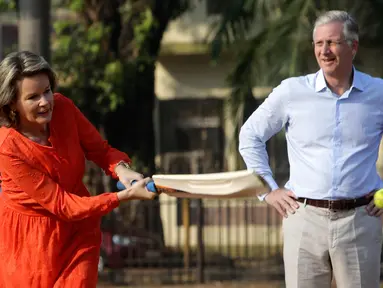 Aksi Ratu Belgia Mathilde saat bermain kriket disaksikan Raja Philippe di Oval Maidan di Mumbai, India, Jumat, (10/11). Ratu Belgia Mathilde dan Raja Philippe melakukan kunjungan tujuh hari ke India. (AP Photo / Rajanish Kakade)