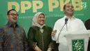 Ketua Tim Pemenangan Pemilu PKB, Marwan Jafar (kanan) memberikan dukungan kepada pasangan Bakal Cagub dan Cawagub Jawa Tengah, Sudirman Said dan Ida Fauziah di Jakarta, Selasa (9/1). (Liputan6.com/Faizal Fanani)