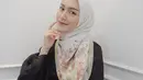 Pilih hijab segi empat bermotif, lalu buat salah satu sisi lebih panjang, kemudian sampirkan ke belakang hingga menutupi dada. [@melodyprima]