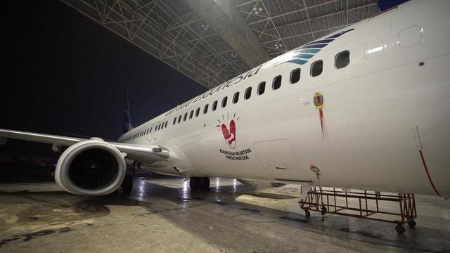 Maskapai penerbangan Garuda Indonesia memasang livery khusus di badan pesawat. Yakni, livery logo Bangga Buatan Indonesia