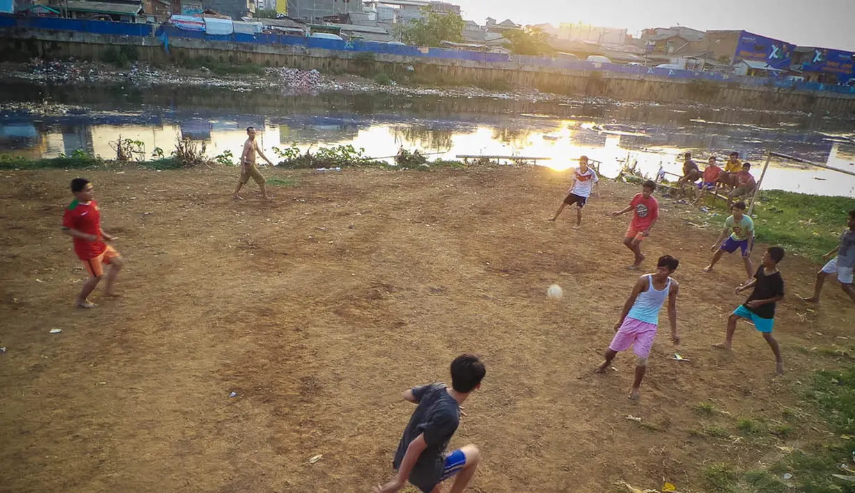 Menyusutnya debit air di KBB di musim kemarau ini, dimanfaatkan anak-anak untuk bermain bola di dasar sungai yang telah kering., (11/9/14). (Liputan6.com/Faizal Fanani) 