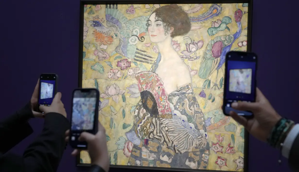 Lukisan yang merupakan potret terakhir yang diselesaikan Klimt sebelum kematiannya pada tahun 1918 ini menampilkan seorang wanita tak dikenal dengan latar belakang naga dan bunga teratai yang megah dan dipengaruhi oleh Tiongkok. (AP Photo/Kirsty Wigglesworth)