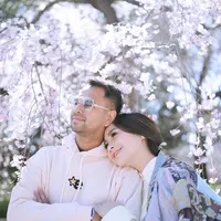 Presenter kondang Raffi Ahmad sedang menikmati liburan bersama keluarganya di Jepang. Sempat menjadi perbincangan terkait beredar video call dengan seorang wanita berhijab. Berikut beberapa pottret kemesraan Raffi dan Gigi menikmati  liburan di Jepang. [Instagram/raffinagita1717]