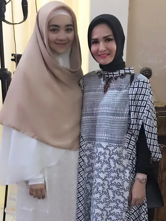 Melihat foto-foto d akun Instagramnya, Nuri Maulida semakin cantik dan santun dengan hijabnya. Bahkan, baru-baru ini ia mengunggah foto bersama teman-temannya dengan memakai cadar. (Instagram/nurimaulida)