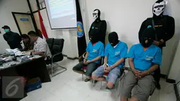 Sejumlah tersangka di amankan beserta barang bukti gelar perkara narkoba di BNNP DIY (19/8).BNNP berhasil mengungkap kasus peredaran narkoba di Lapas narkoba Pakem dengan menetapkan 4 oarang tersangka. (Boy Harjanto)