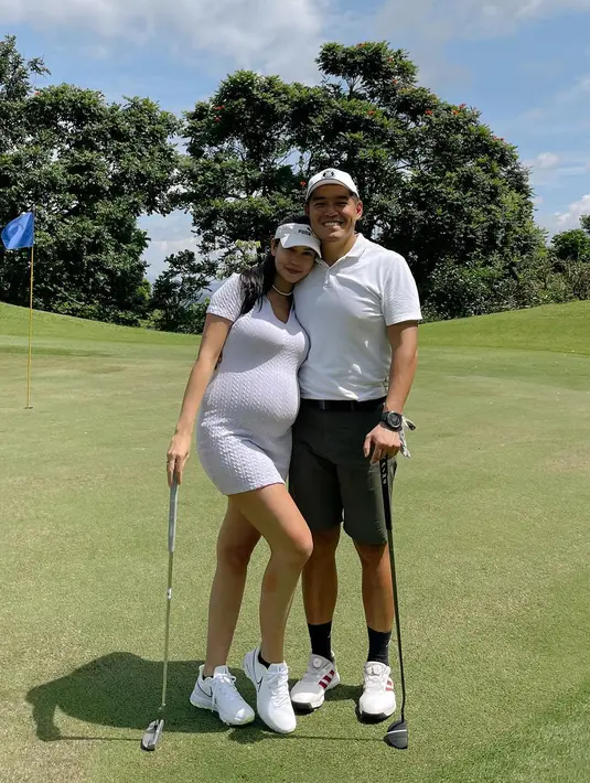 <p>Bersama sang suami, Pang Xue Kai, ia tampil stylish dengan tambahan aksesori. Seperti kalung choker mutiara, topi golf, dan sneakers warna putih. [Foto: @estelleelinden]</p>