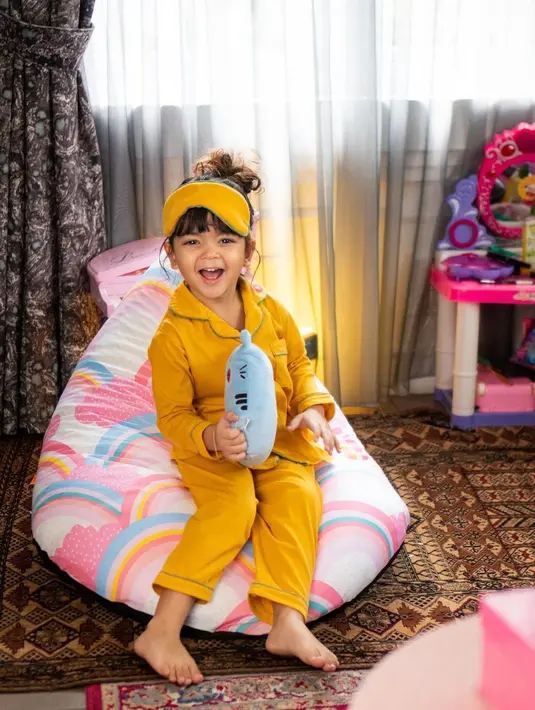 Meski masih kecil, nyatanya Mazaya sudah menjadi seleb internet. Akun Instagramnya sudah diikuti 220 ribu pengikut. Instagram Mazaya dioperasikan oleh ayahnya. Kini ayahnya sering unggah foto lucunya Mazaya termasuk saat tersenyum lebar dengan lucunya. (Liputan6.com/IG/@mazayaamania)