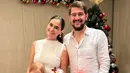 Marissa Nasution telah membagikan foto di depan pohon natal bersama suami dan kedua putrinya. Marissa tampil mengenakan atasan putih sleeveless dipadukan rok hitam. [@marissaln]