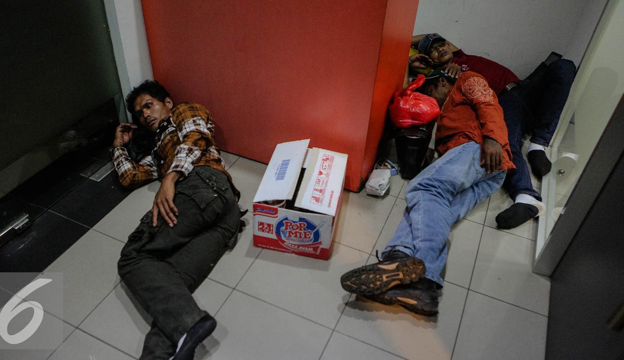 Sejumlah warga negara Myanmar beristirahat di Bareskrim Mabes Polri, Jakarta, Rabu (5/8/2015). Sebanyak 45 warga negara Myanmar dievakuasi dari hotel fiducia yang diduga menjadi korban perdagangan orang di Ambon. (Liputan6.com/Faizal Fanani)