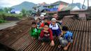 Murid-murid korban gempa belajar berpose usai sekolah di halaman sekolah di SDN Gintung, Mangunkerta, Cianjur, Jumat (23/12/2022). Lebih dari sebulan sejak musibah gempa bumi 5,2 SR sejumlah murid sekolah di Cianjur masih belajar pada tenda darurat. (merdeka.com/Arie Basuki)