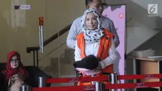Marketing Manager PT Humpuss Transportasi Kimia, Asty Winasti tiba di Gedung KPK, Jakarta, Senin (8/4). Asty diperiksa sebagai tersangka terkait dugaan suap kerja sama pengangkutan bidang pelayaran antara PT Pupuk Indonesia Logistik dengan PT Humpuss Transportasi Kimia. (merdeka.com/Dwi Narwoko)