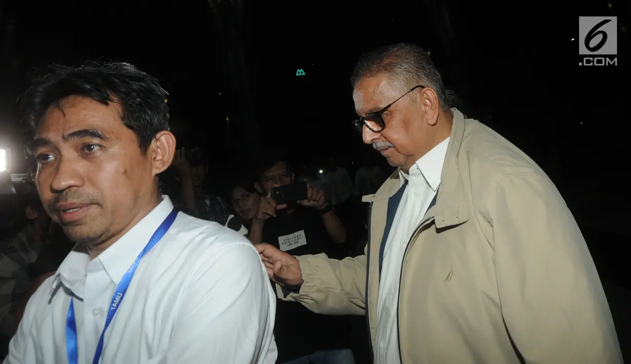 Direktur Utama nonaktif PT PLN Sofyan Basir tiba di Gedung KPK, Jakarta, Senin (27/5/2019). Sofyan Basir memenuhi pemeriksaan sebagai tersangka terkait dugaan menerima suap pembangunan proyek PLTU Riau-1 setelah sebelumnya diultimatum oleh KPK. (merdeka.com/Dwi Narwoko)