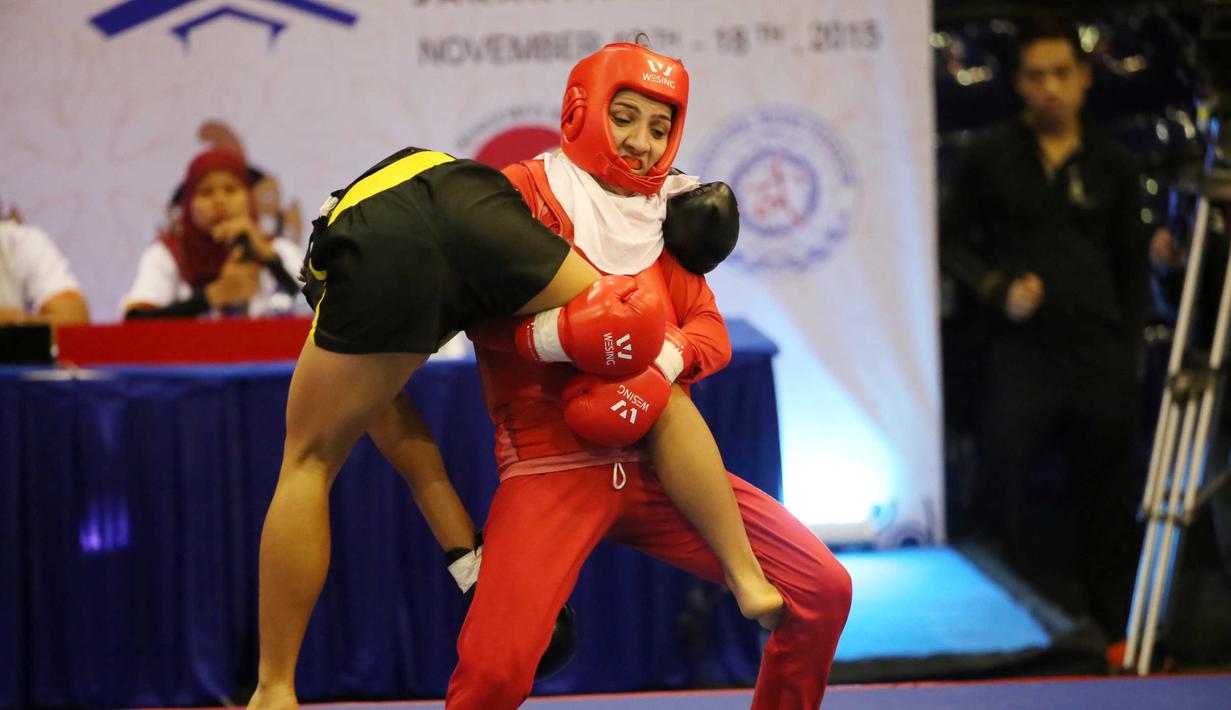 Atlet Wushu Iran, Sedigheh Dariaeivahrkadeh (kanan) saat tampil di nomor Sanda pada Kejuaraan Dunia Wushu 2015 di Istora, Senayan, Jakarta, Rabu (18/11/2015). (Bola.com/Nicklas Hanoatubun)