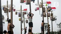 Beberapa peserta mengikuti lomba panjat pohon pinang di Pantai Festival Ancol, Jakarta, Rabu (17/8/2022). Sebanyak 45 pohon pinang siap dipanjat oleh pengunjung di Pantai Festival Ancol  untuk memeriahkan Hari Ulang Tahun (HUT) Ke-77 Republik Indonesia. (Liputan6.com/Faizal Fanani)