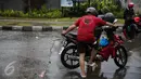 Pengendara berusaha menyalakan kendaraannya yang mogok akibat melintasi air banjir di jalan Gunung, Jakarta, Selasa (21/2). Hujan deras sejak malam tadi, membuat sejumlah wilayah Jakarta tergenang air banjir. (Liputan6.com/Faizal Fanani)
