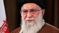 Ayatollah Ali Khamenei berpidato di hadapan negara dalam pidato yang disiarkan televisi di Teheran pada hari Minggu [Kantor Pemimpin Tertinggi Iran via AP]