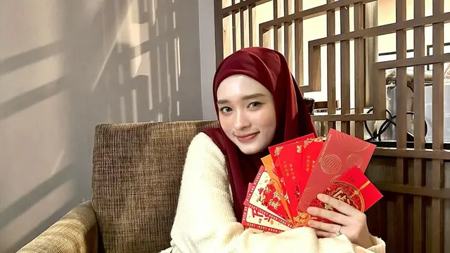 7 Potret Inara Rusli Rayakan Imlek, Tampil Menawan dengan Hijab Merah