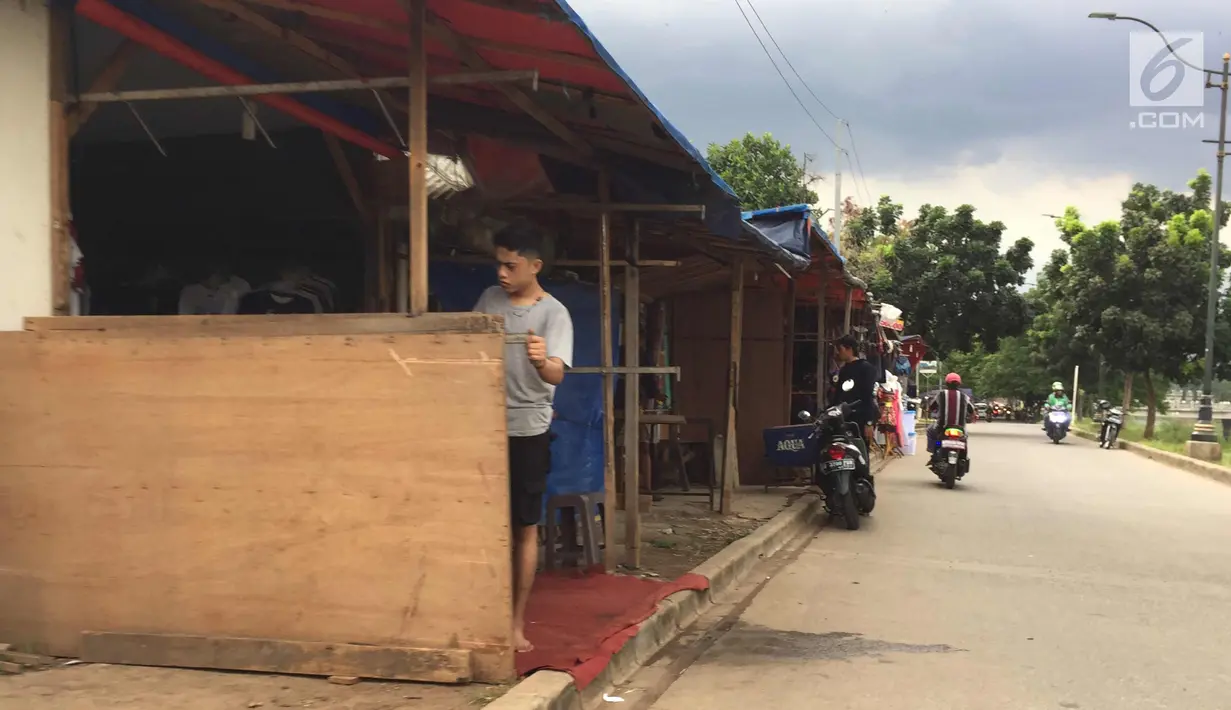 PKL menggelar lapak dagangannya di Jalur Inspeksi Kanal Banjir Timur, Jakarta, Rabu (3/1). Kurangnya pengawasan menyebabkan jalur inspeksi tersebut dipenuhi PKL sehingga mengganggu ketertiban umum. (Liputan6.com/Immanuel Antonius)