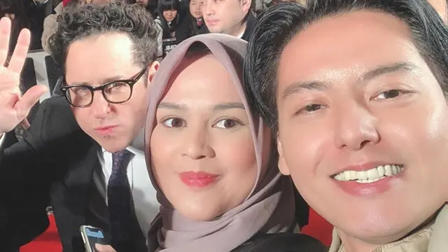 Penggemar Berat, Ini 6 Momen Roger dan Cut Meyriska Bertemu Pemain Star Wars