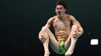 Atlet Australia Matthew Carter melompat saat bersaing dalam pertandingan tim 3m/10m selama Kejuaraan Dunia FINA 2017 di Budapest, (18/7). Ekspresi lucu para atlet menjadi ciri sendiri dari cabang olahraga ini. (AFP Photo/Christophe Simon)