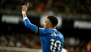 Penyerang Prancis, Kylian Mbappe memberi isyarat selama pertandingan sepak bola liga Spanyol antara Valencia CF dan Real Madrid CF di Stadion Mestalla di Valencia pada 8 Februari 2026. (JOSE JORDAN / AFP)