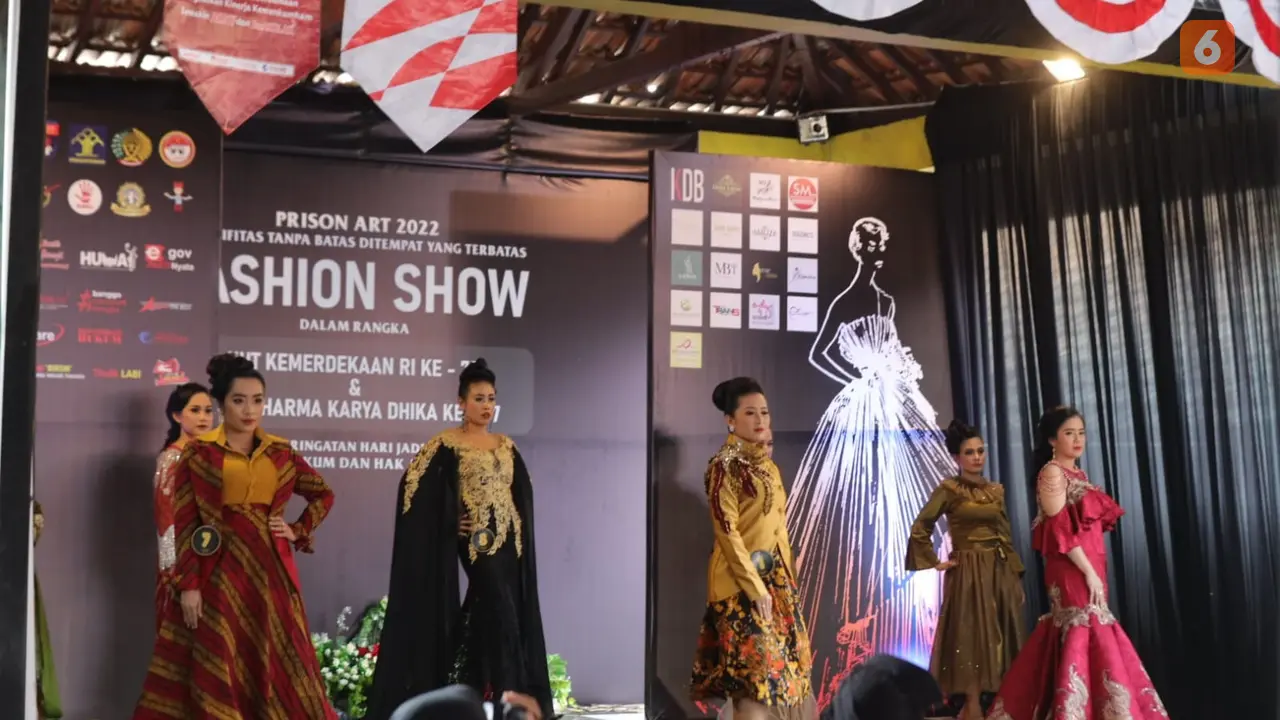 Warga Binaas Lembaga Pemasyarakatan Banyuwangi mengikuti Fashion Sow dalam rangka HUT Kemerdekaan RI ke 77 (Hermawan Arifianto/Liputan6.com)